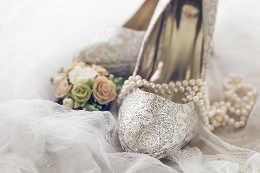 Salon First Lady Pruszcz Gdański oferuje nie tylko kolekcje sukien ślubnych, ale również dodatki ślubne dla każdej panny młodej.